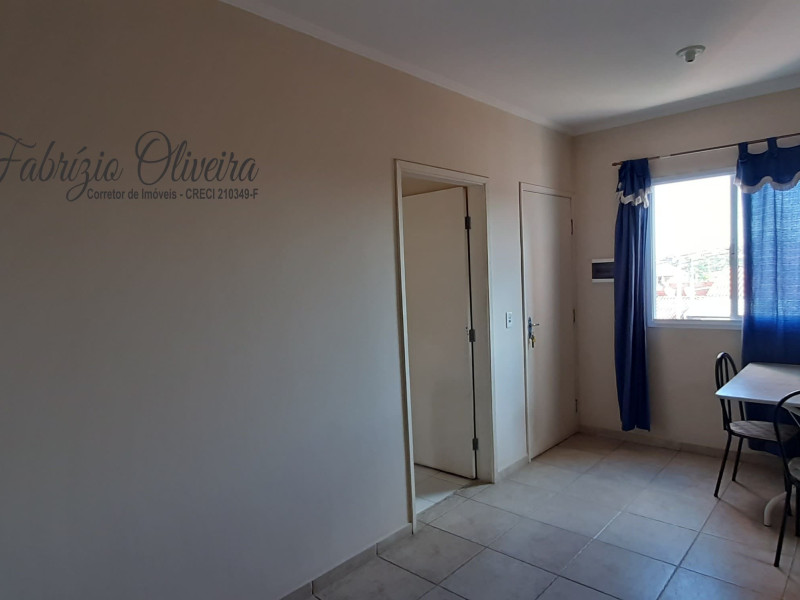 Apartamento com dois dormitórios, um banheiro.