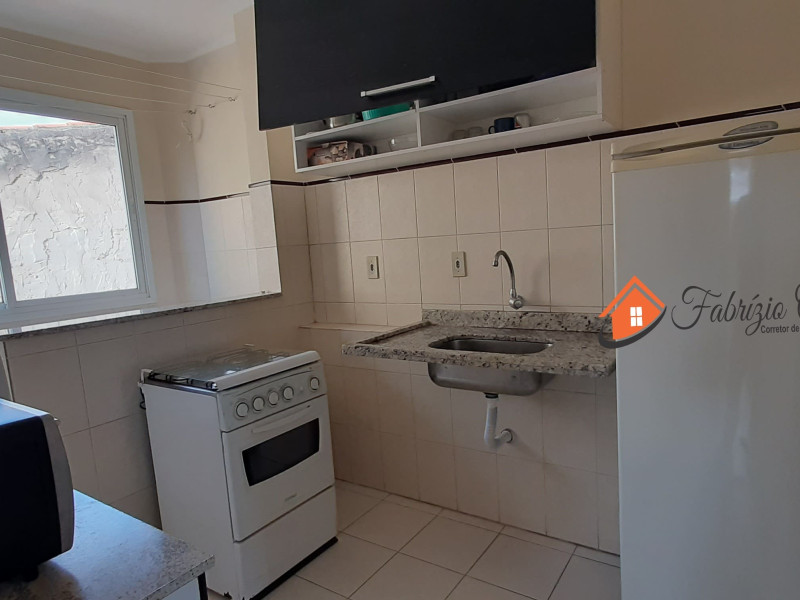 Apartamento com dois dormitórios, um banheiro.