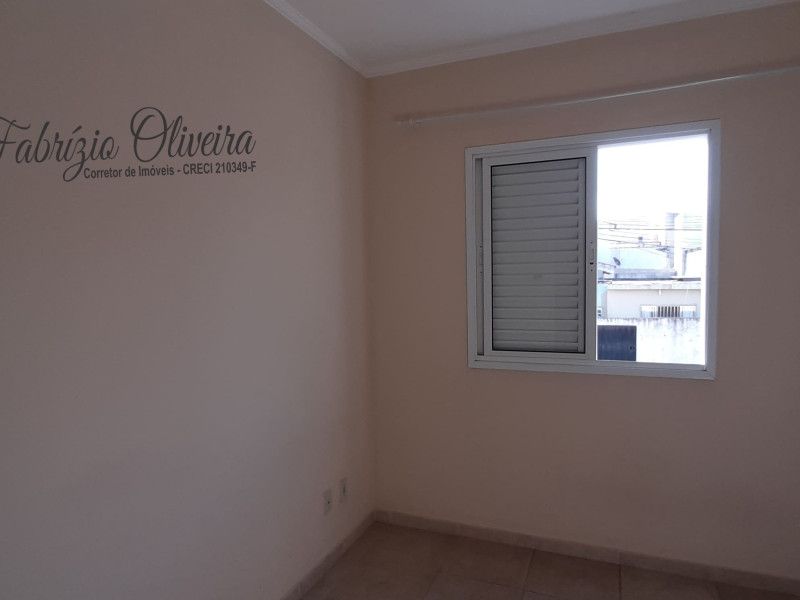 Apartamento com dois dormitórios, um banheiro.