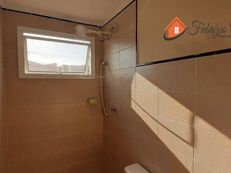 Apartamento com dois dormitórios, um banheiro.