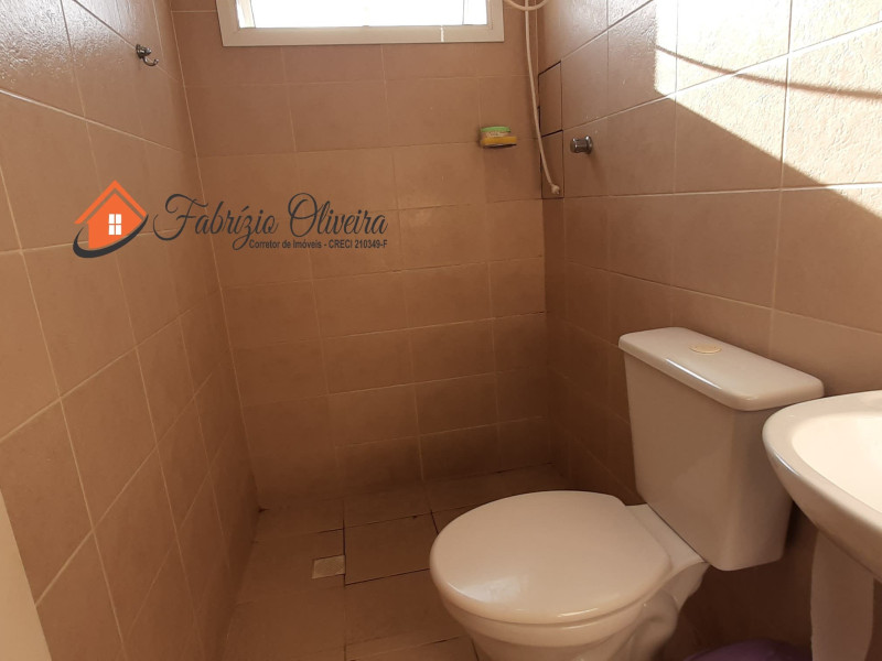 Apartamento com dois dormitórios, um banheiro.