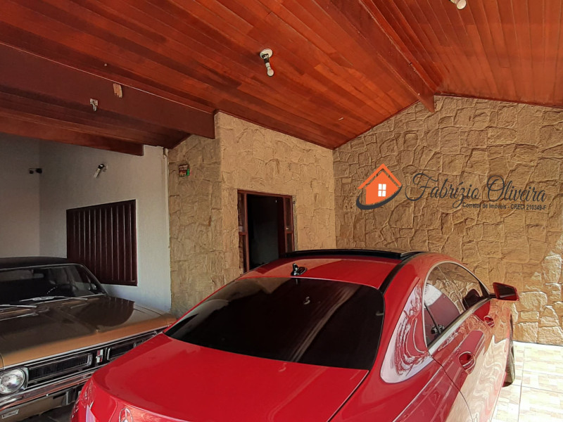 Casa Terrea com três dormitórios , três banheiros 