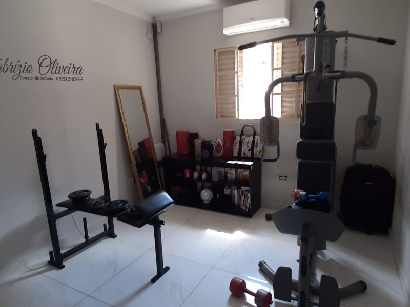 Casa Terrea com três dormitórios , três banheiros 