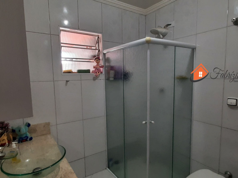 Casa Terrea com três dormitórios , três banheiros 