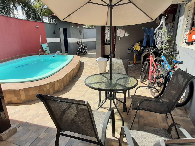 Casa Terrea com três dormitórios , três banheiros 