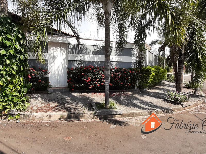 Casa Terrea com três dormitórios , três banheiros 