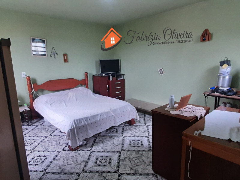 Casa com três dormitórios, dois banheiros, uma EDICULA