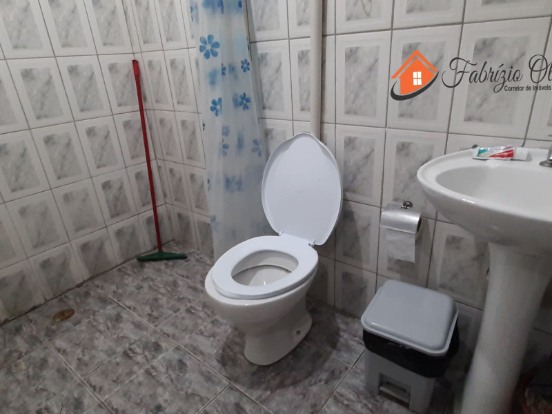 Casa com três dormitórios, dois banheiros, uma EDICULA