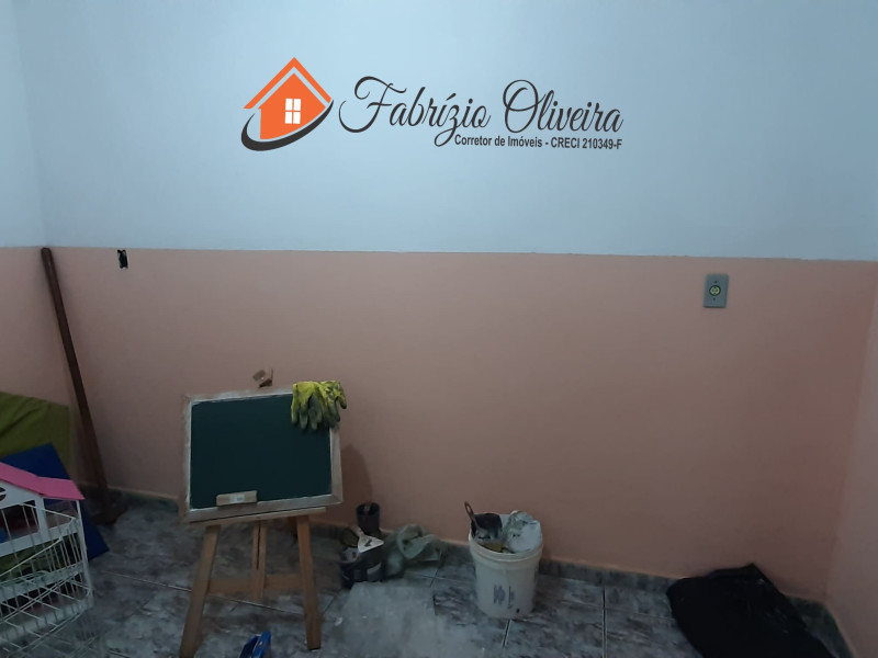 Casa com três dormitórios, dois banheiros, uma EDICULA