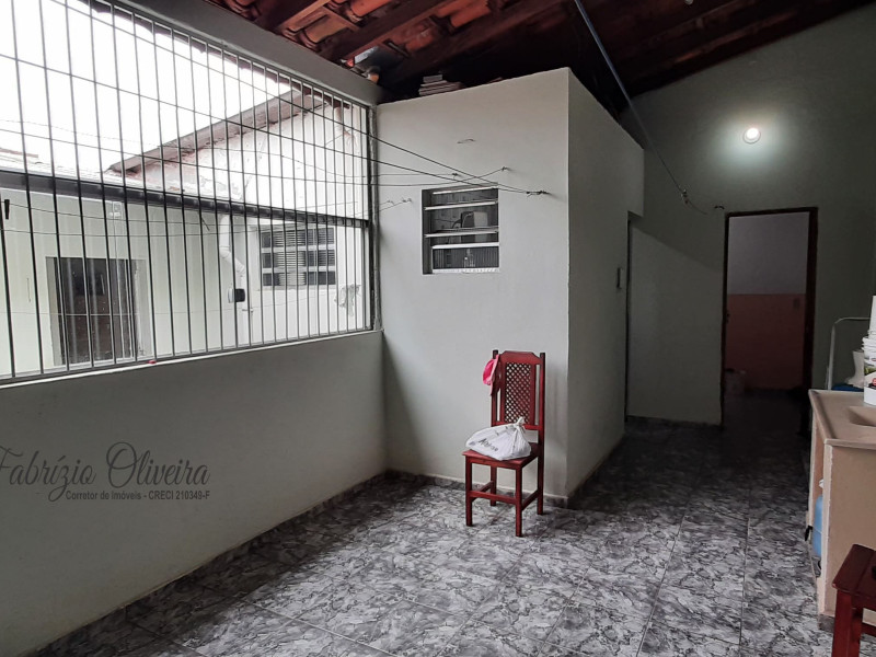 Casa com três dormitórios, dois banheiros, uma EDICULA
