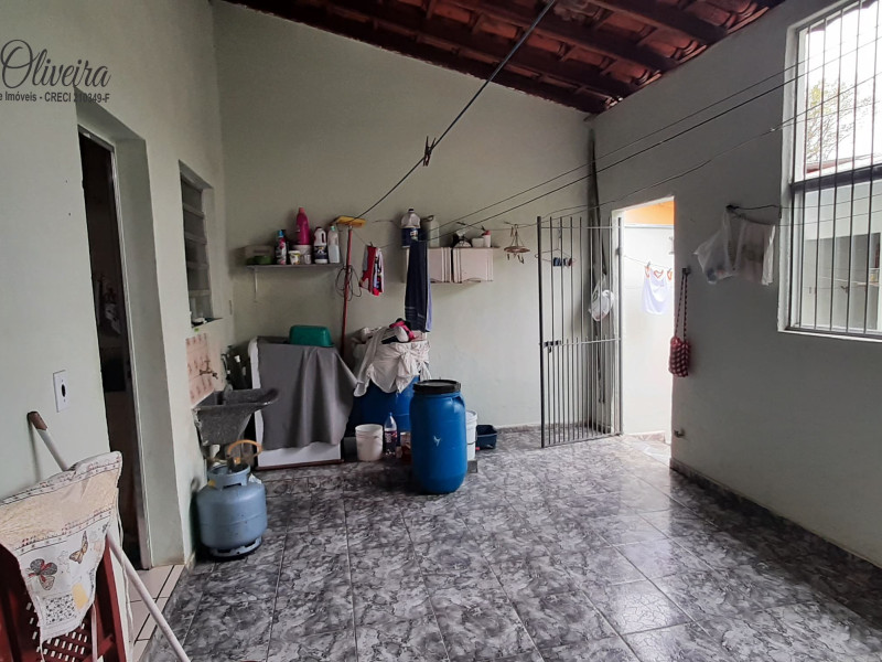 Casa com três dormitórios, dois banheiros, uma EDICULA