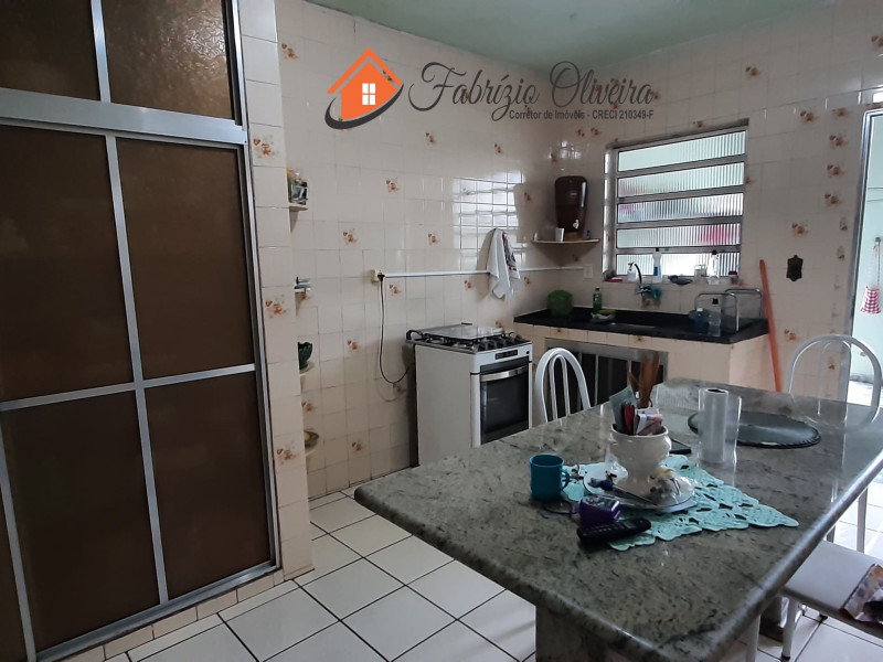 Casa com três dormitórios, dois banheiros, uma EDICULA