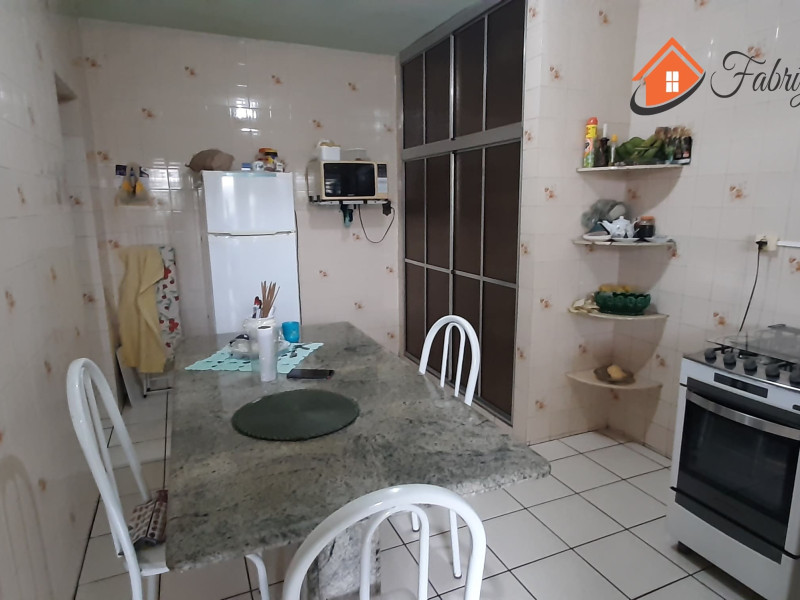 Casa com três dormitórios, dois banheiros, uma EDICULA