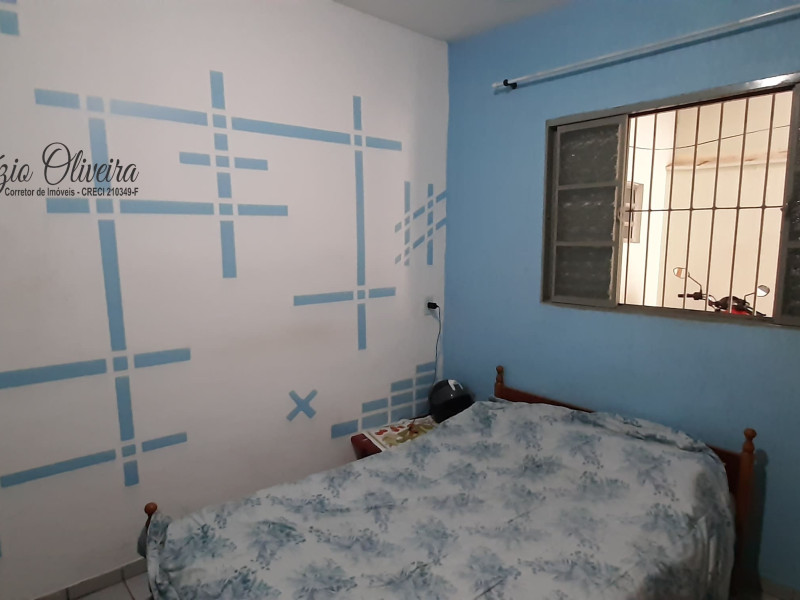 Casa com três dormitórios, dois banheiros, uma EDICULA