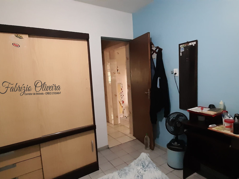 Casa com três dormitórios, dois banheiros, uma EDICULA