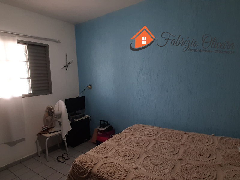 Casa com três dormitórios, dois banheiros, uma EDICULA