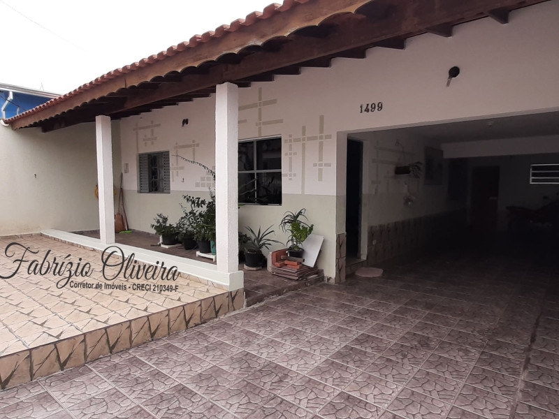 Casa com três dormitórios, dois banheiros, uma EDICULA