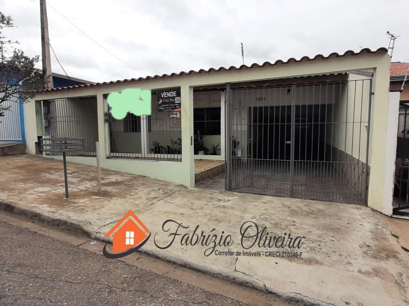 Casa com três dormitórios, dois banheiros, uma EDICULA