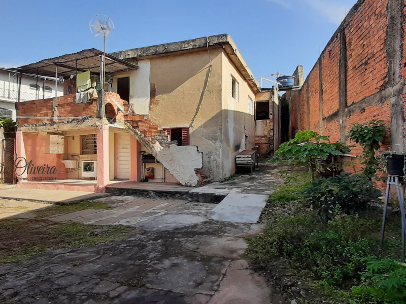 Casa com três dormitórios, duas Edicula