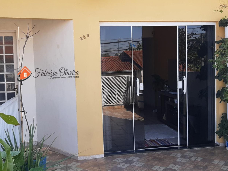 Sobrado com quatro dormitórios, três banheiros