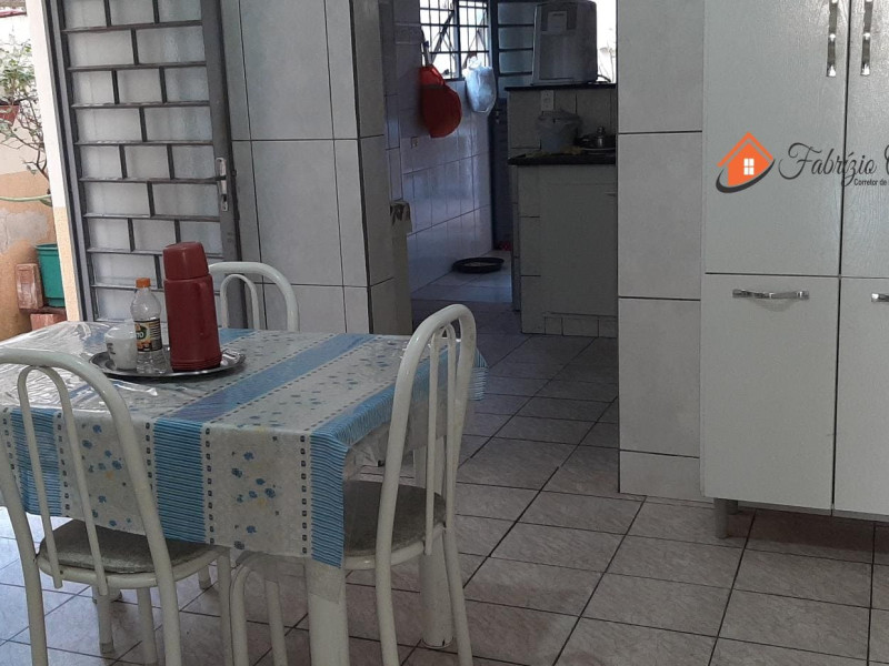 Sobrado com quatro dormitórios, três banheiros