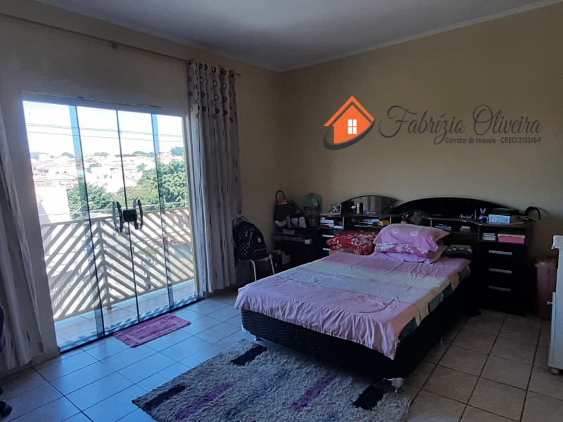 Sobrado com quatro dormitórios, três banheiros