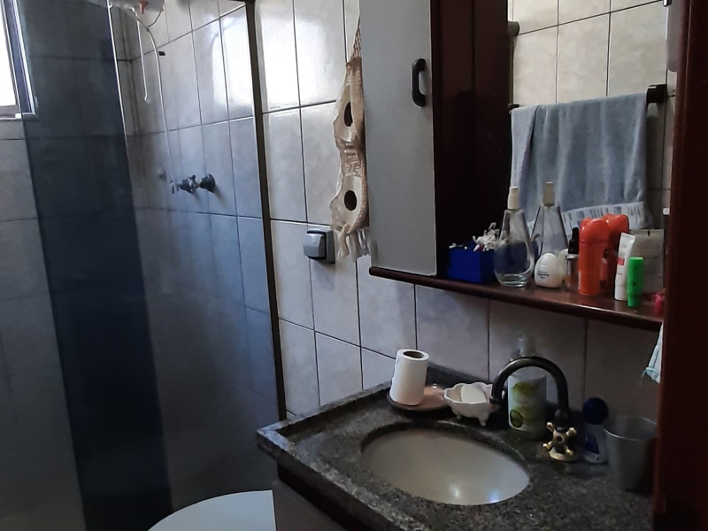 Sobrado com quatro dormitórios, três banheiros