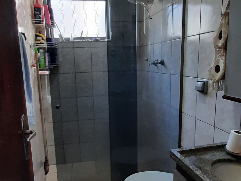 Sobrado com quatro dormitórios, três banheiros