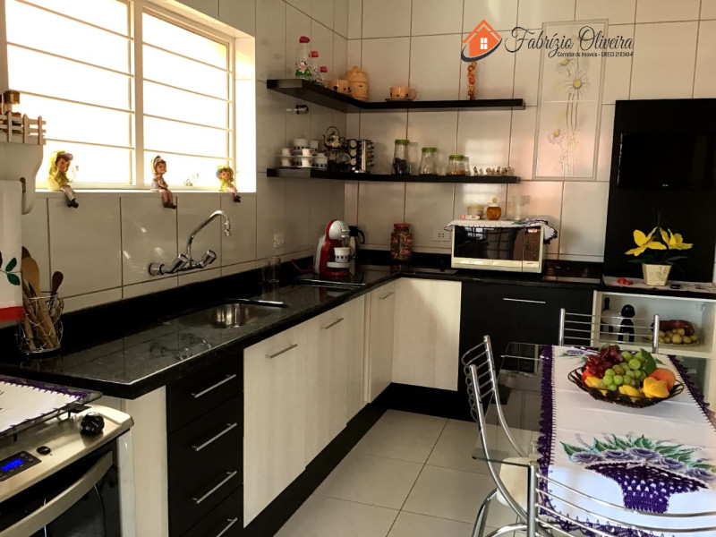 Casa com dois dormitórios, dois banheiros e uma Edicula