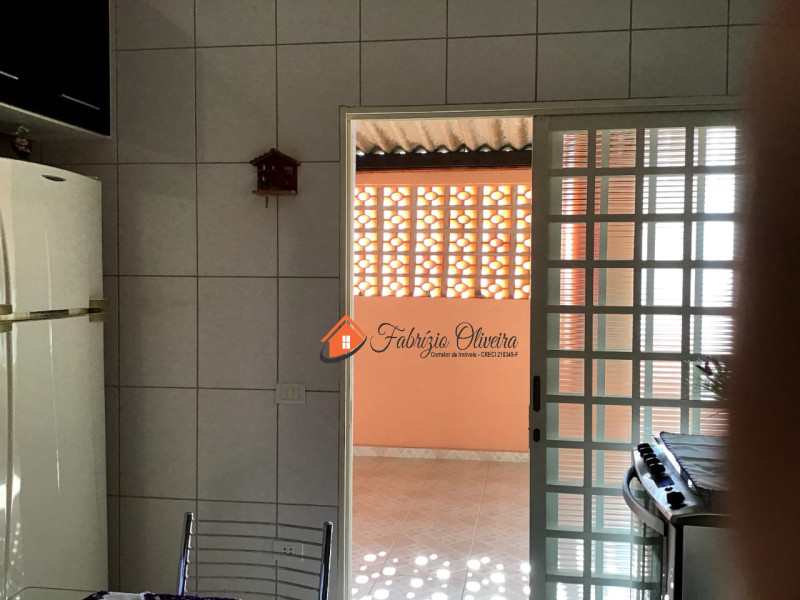 Casa com dois dormitórios, dois banheiros e uma Edicula