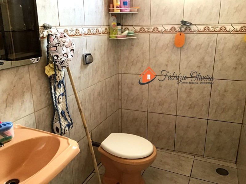 Casa com dois dormitórios, dois banheiros e uma Edicula