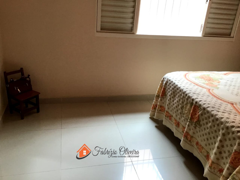 Casa com dois dormitórios, dois banheiros e uma Edicula