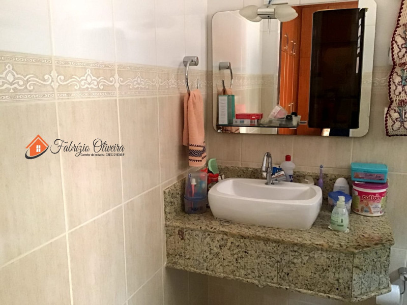 Casa com dois dormitórios, dois banheiros e uma Edicula