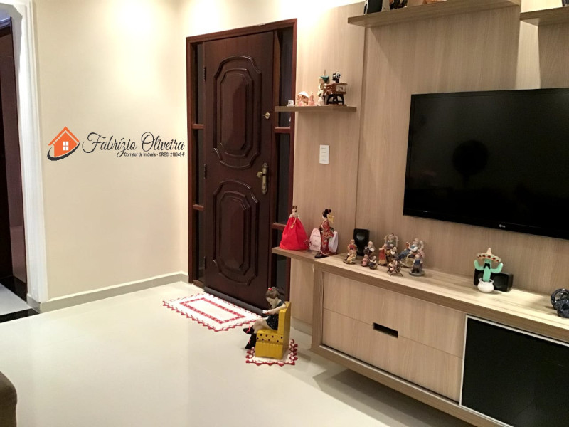 Casa com dois dormitórios, dois banheiros e uma Edicula