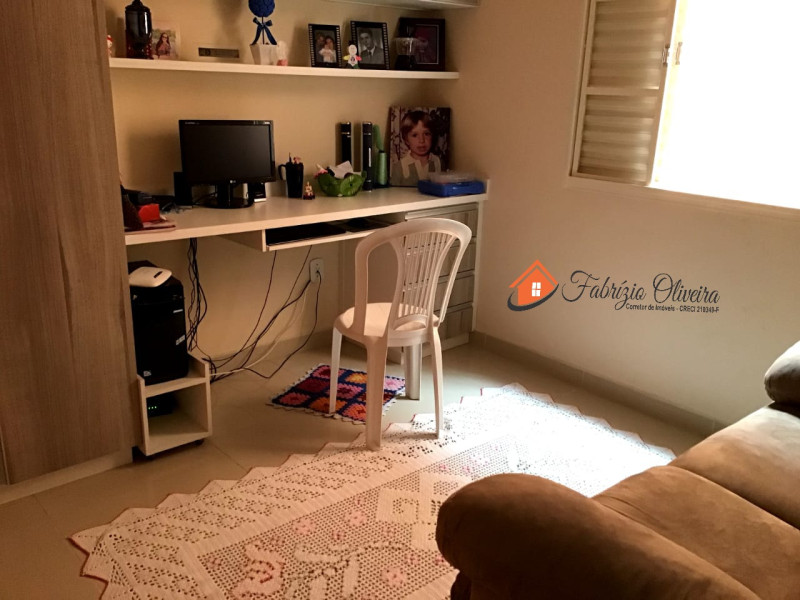 Casa com dois dormitórios, dois banheiros e uma Edicula