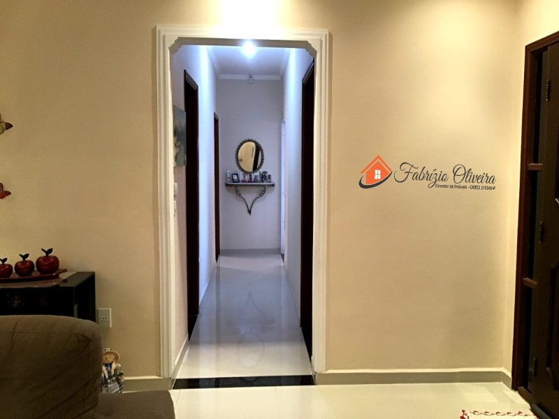 Casa com dois dormitórios, dois banheiros e uma Edicula