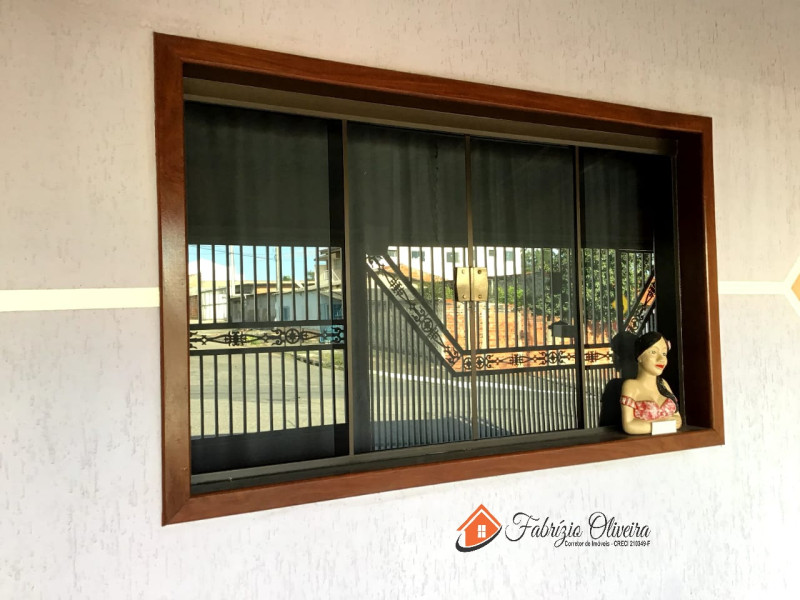 Casa com dois dormitórios, dois banheiros e uma Edicula