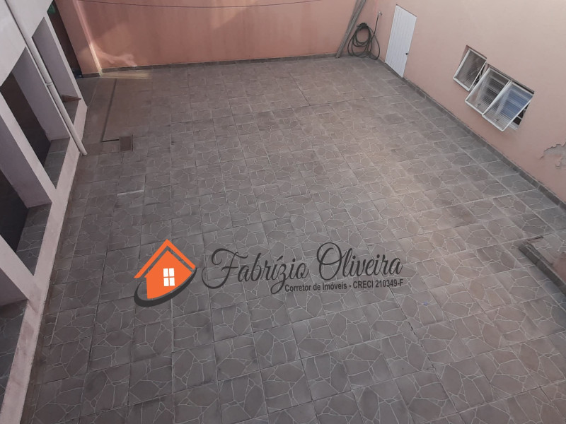 Casa com dois dormitórios, dois banheiros e uma Edicula