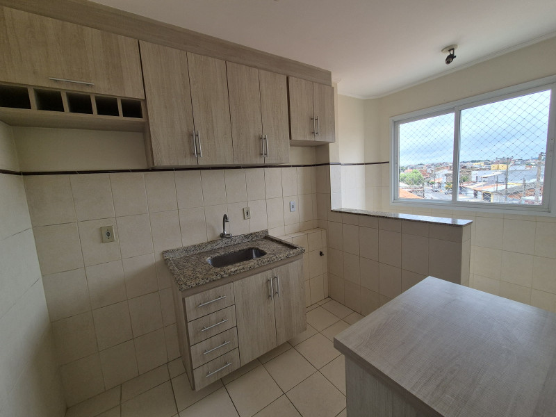 Apartamento com dois dormitórios, um banheiro