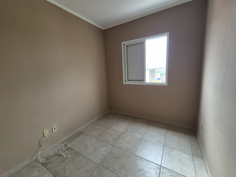 Apartamento com dois dormitórios, um banheiro