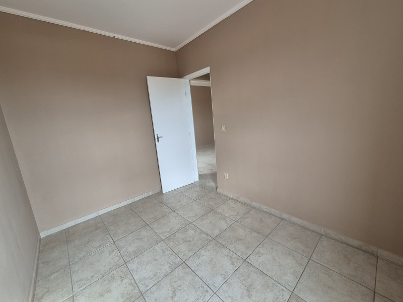 Apartamento com dois dormitórios, um banheiro