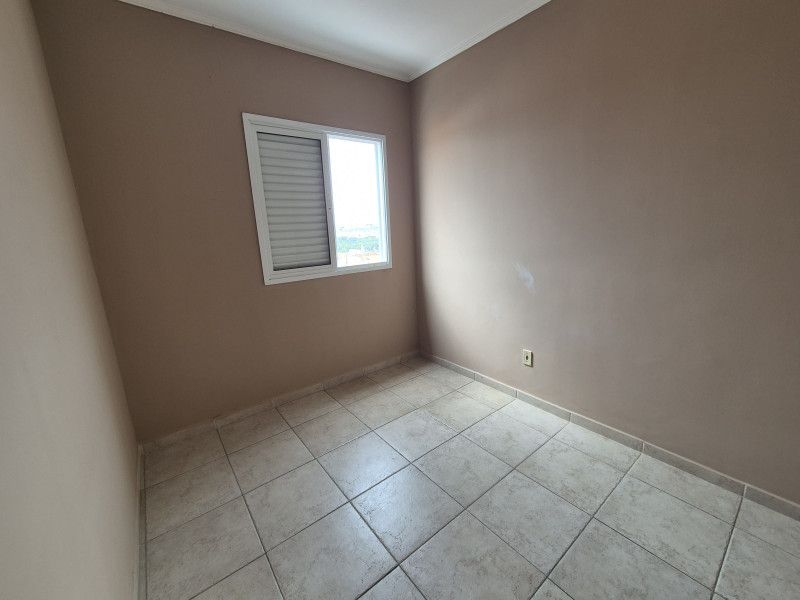 Apartamento com dois dormitórios, um banheiro