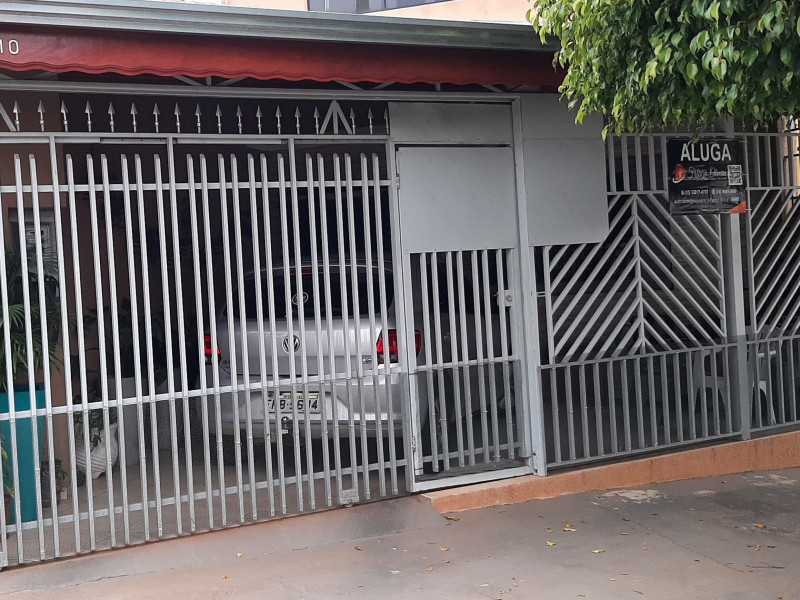   casa ( ALUGADA )  com dois dormitórios , dois banheiros