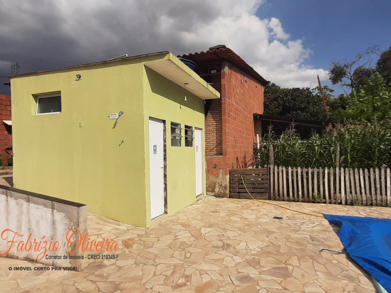 Vende uma chácara com infraestrutura e 998M² de terreno