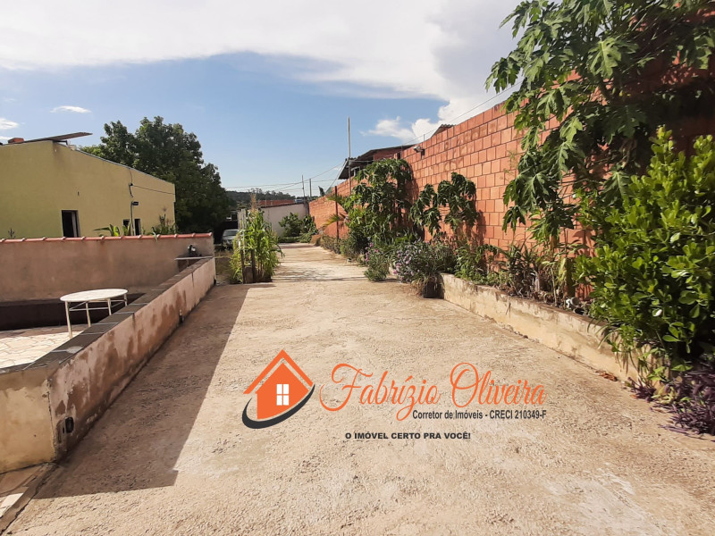 Vende uma chácara com infraestrutura e 998M² de terreno