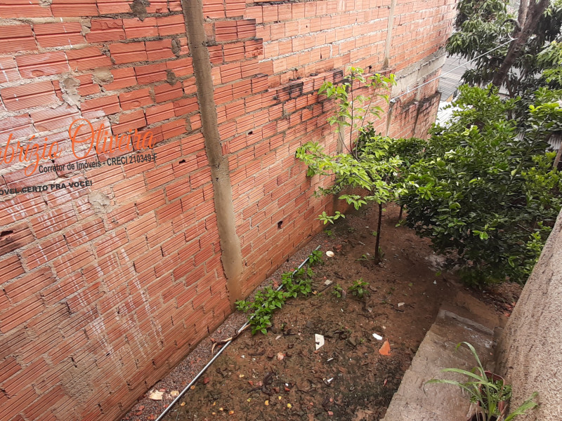 Vende uma casa com três dormitórios um banheiro